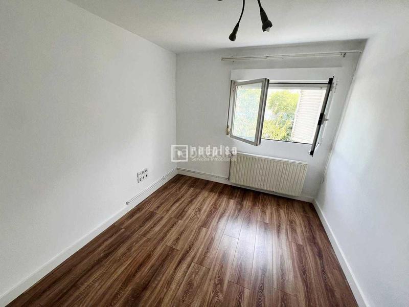 Foto 4bd8565f-521d-494b-af96-d343b26059ee. Piso dúplex en venta en calle gallur en Los Cármenes Madrid