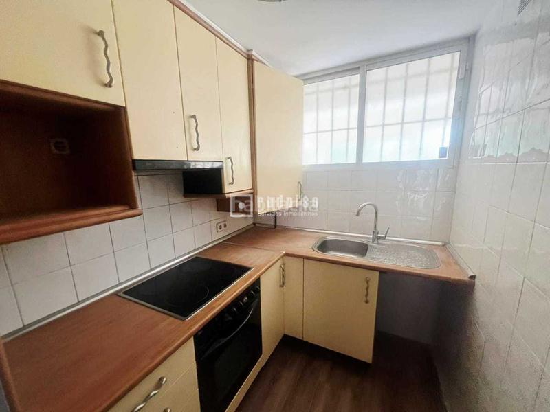 Foto 6e8e603d-b2d9-41e0-89ee-a4b80c12050a. Piso dúplex en venta en calle gallur en Los Cármenes Madrid