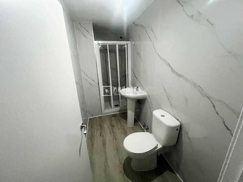 Foto c1ace2eb-d4ff-465e-990e-8f2278b77d2c. Piso dúplex en venta en calle gallur en Los Cármenes Madrid