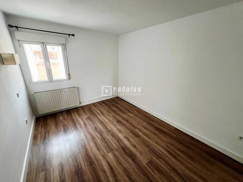 Foto c55c2952-c7f9-4328-a8f5-48a07a820242. Piso dúplex en venta en calle gallur en Los Cármenes Madrid
