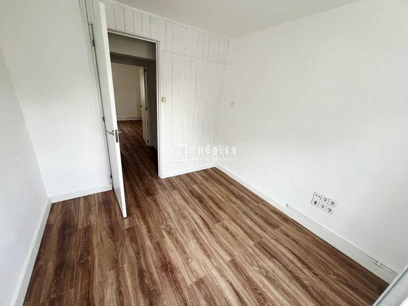 Foto d4238945-e37c-4dc4-9f40-617edb7efae6. Piso dúplex en venta en calle gallur en Los Cármenes Madrid