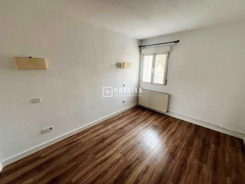 Foto d81dfa7e-00de-4445-bd8c-8be357b5232d. Piso dúplex en venta en calle gallur en Los Cármenes Madrid