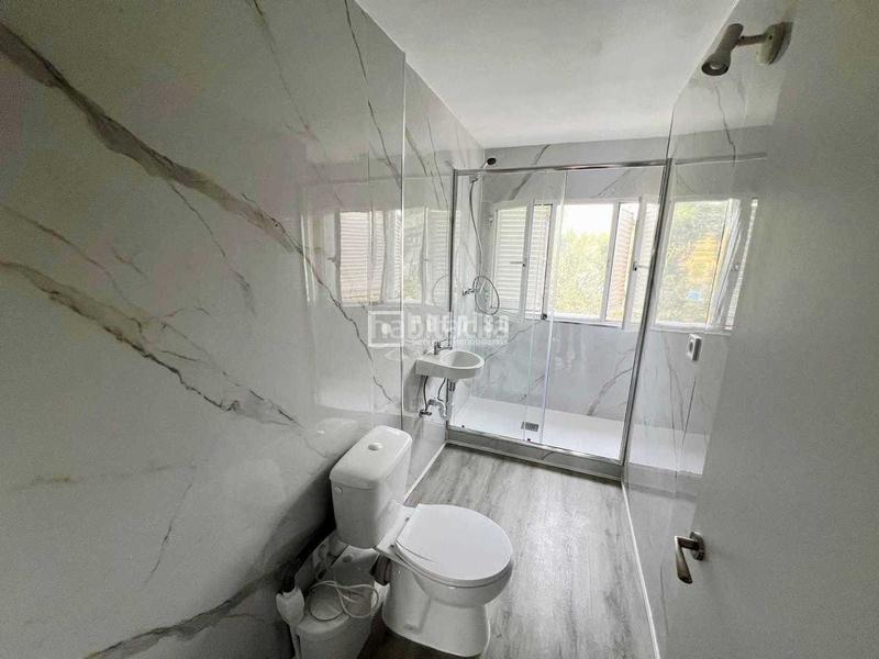 Foto d8dcdd27-de91-481b-bbd9-7c90a7d7857d. Piso dúplex en venta en calle gallur en Los Cármenes Madrid