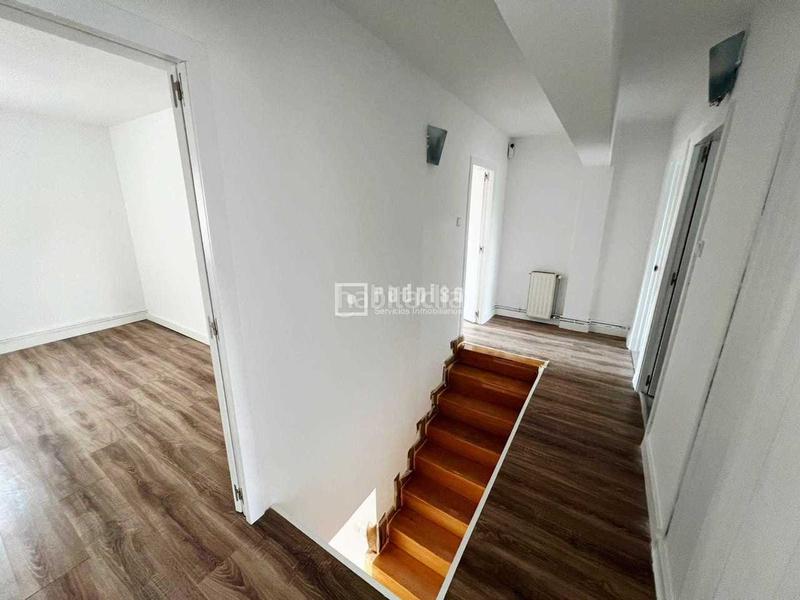 Foto e9245664-e99f-48a4-8a2b-11cf268cc2bb. Piso dúplex en venta en calle gallur en Los Cármenes Madrid
