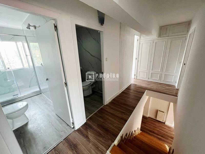 Foto eb2ca46c-c21b-4e97-9c76-f70ab959eec5. Piso dúplex en venta en calle gallur en Los Cármenes Madrid