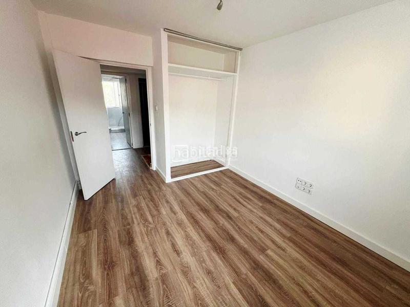 Foto f7e8bfa6-fea3-4837-acd7-aeb6d817d0f9. Piso dúplex en venta en calle gallur en Los Cármenes Madrid