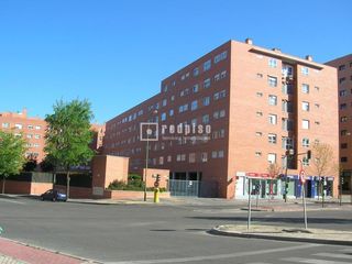 Aparcament cotxe  Aurora boreal. Plaza de garaje subterr�nea en valderribas