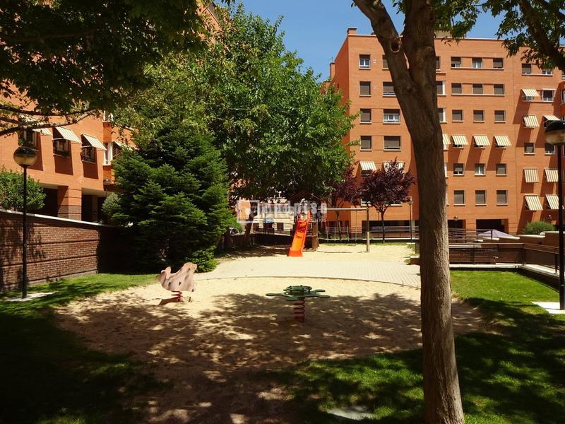 Foto 08981286-cb2c-450a-ac6f-54fbda357e29. Piso renta libre en el centro de valderribas. 3 dormitorios, 2 baños, pg y trastero. urb. alto iii en Madrid