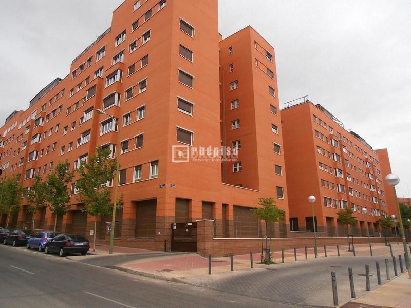 Foto 85f6e50a-5515-4928-b0d2-d9c0b50bb924. Piso renta libre en el centro de valderribas. 3 dormitorios, 2 baños, pg y trastero. urb. alto iii en Madrid