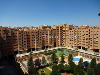 Pis a Valdebernardo-Valderribas. Urbanización con piscina. 2 dormitorios, 1 baño, pg y trastero e