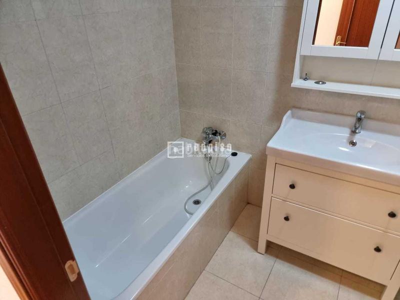 Foto de8f6df8-592e-4295-b598-b9ede29820a5. Pis amb calefacció aparcament piscina a Valdebernardo-Valderribas Madrid