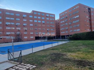 Pis en Valdebernardo-Valderribas. 3 dormitorios, 2 ba�os y plaza de garaje. renta libre valderriva