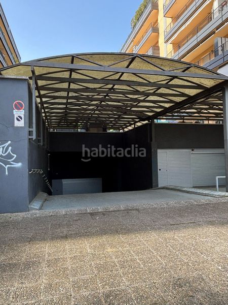 Foto 77454221-3ff0-4258-970d-3c18ba7e9909. Parking voiture dans Palau Girona