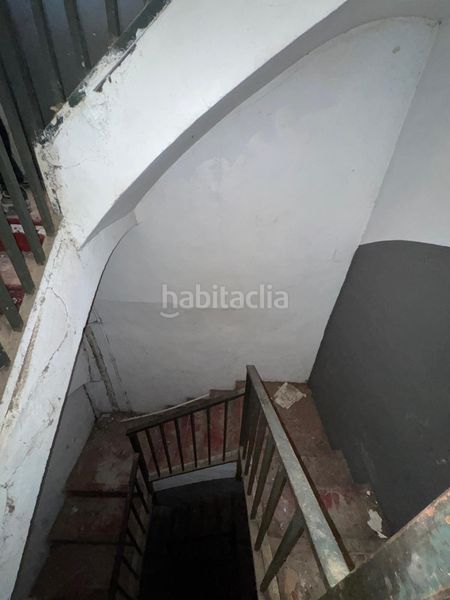 Foto 0f2b23d3-2256-4882-8be7-fe2a598aebb0. Edificio in Olot