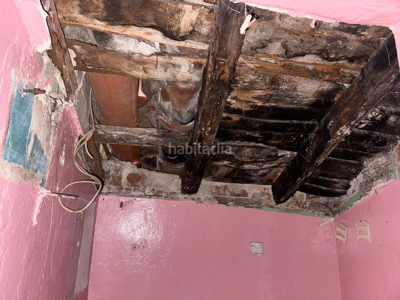 Foto db32c51c-2b5c-4023-a32f-a3209e249b5e. Edificio in Olot