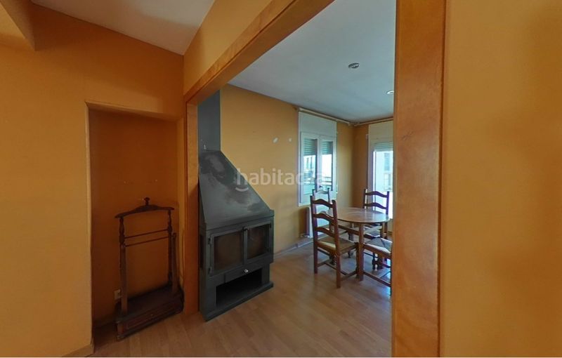 Foto 08f086c9-64bf-47b0-a271-b95c486bd2eb. Casa adossada a carrer roure 35 a Olot