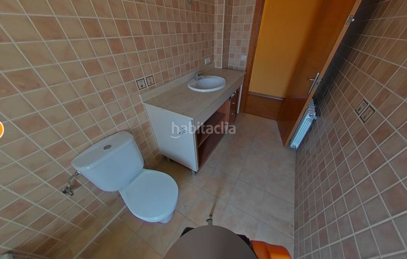 Foto 0a96d6f2-9db4-4d4f-a4e1-143a296c1be8. Casa adossada a carrer roure 35 a Olot