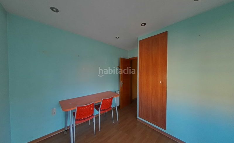 Foto 1b1759fb-38bc-43d8-b10c-af6dd6e6b3b8. Casa adossada a carrer roure 35 a Olot