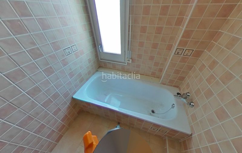 Foto 364b9a45-ba3c-4fa5-adea-8699bb6a8883. Casa adossada a carrer roure 35 a Olot