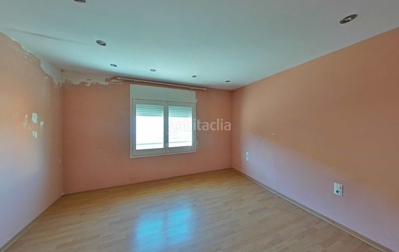 Foto 7c29b3f7-aff3-4034-8531-f1e988b938bc. Casa adossada a carrer roure 35 a Olot