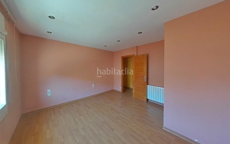 Foto 8796d589-7bdd-4feb-b7bd-935043d78fb4. Casa adossada a carrer roure 35 a Olot