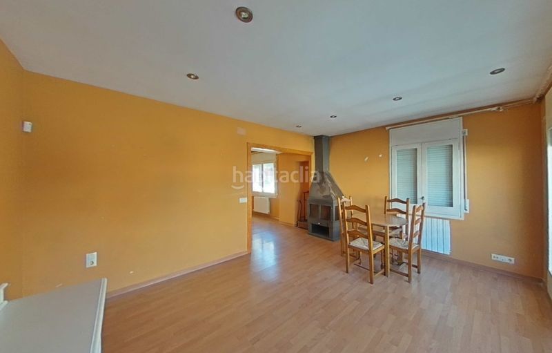 Foto 88a4f36a-4059-4e78-8377-cbaec0d59211. Casa adossada a carrer roure 35 a Olot