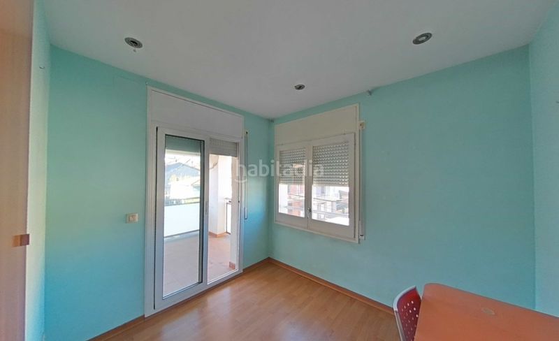 Foto a08fa8a8-3ed5-4716-b1ab-a7f1d5643bc9. Casa adossada a carrer roure 35 a Olot