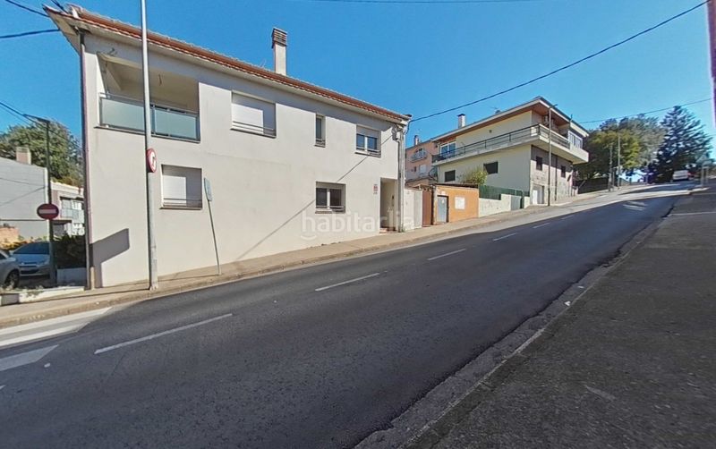 Foto a2c7c868-b4dd-46fd-920f-7cbfc4f8d508. Casa adossada a carrer roure 35 a Olot