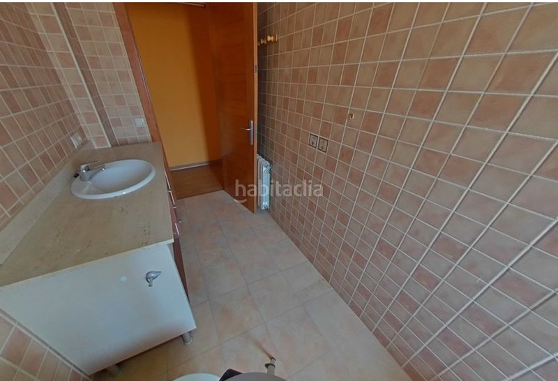 Foto a34263e8-af12-4e28-8893-38943e7f2cac. Casa adossada a carrer roure 35 a Olot