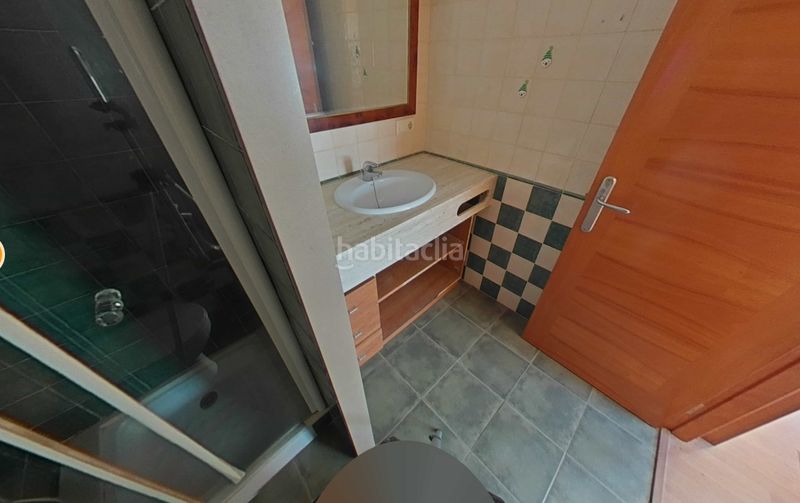 Foto a6013906-ae9e-452a-9350-85981039dcb8. Casa adossada a carrer roure 35 a Olot