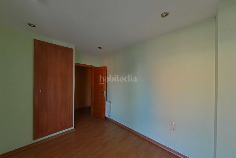 Foto a6ff0497-df41-4930-b28c-2cf1eb855ad3. Casa adossada a carrer roure 35 a Olot