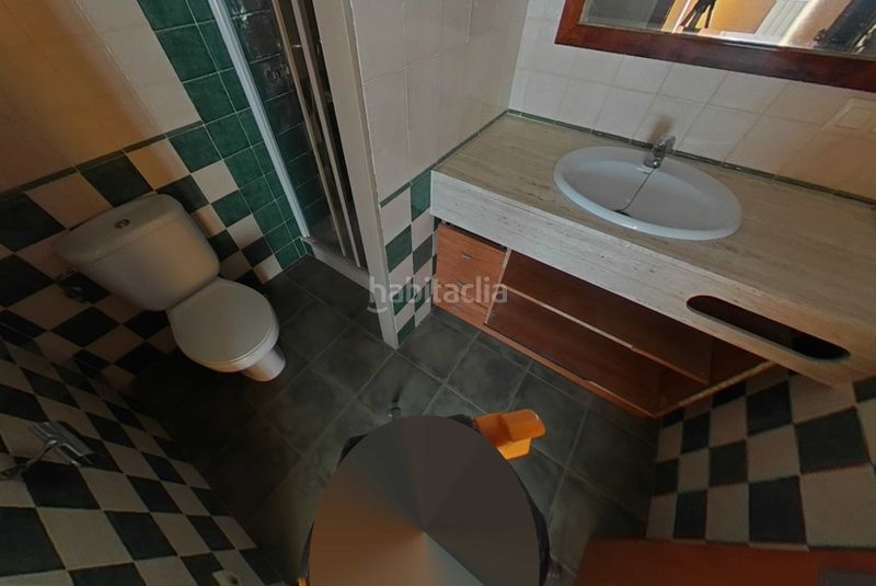 Foto b4725105-2942-4616-9a93-5e95875a65d6. Casa adossada a carrer roure 35 a Olot