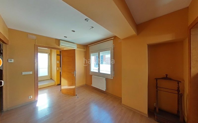 Foto b972d11f-fb1b-4f54-ac80-5d23601933b5. Casa adossada a carrer roure 35 a Olot