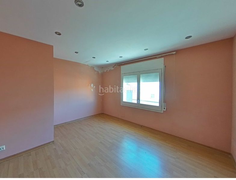 Foto c576a20d-b061-4f51-8f52-d25a5364aa7a. Casa adossada a carrer roure 35 a Olot