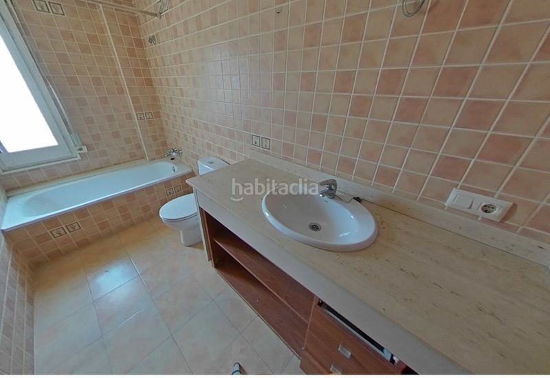 Foto d0a03628-1987-486c-bc43-d10d0f3b520a. Casa adossada a carrer roure 35 a Olot