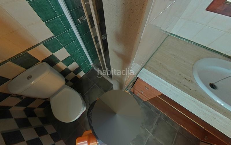 Foto f12bcc5a-6619-46d1-b74b-f495b195f659. Casa adossada a carrer roure 35 a Olot