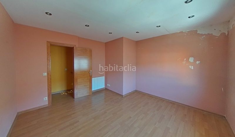 Foto f6957721-271f-4745-8f92-85d02bbe4438. Casa adossada a carrer roure 35 a Olot