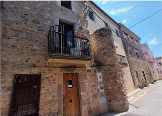 Casa adossada a Carrer sanitat 6. Casa con patio en cabanes (girona)