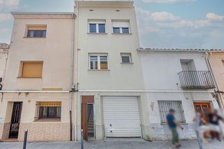 Semi detached house in Veïnat. Casa para reformar en salt