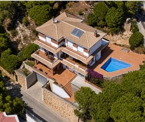Chalet  Carrer garbí 26. Vivienda unifamiliar con piscina privada en lloret de mar