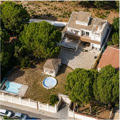 Xalet  Carrer rodonya 36. Vivienda unifamiliar de 3 plantas en amplia parcela en bellvei