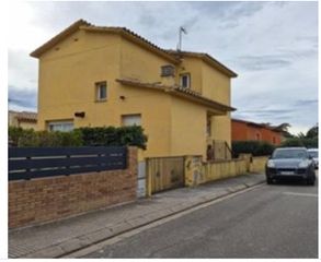Casa in Carrer de ramon muntaner 17. Oportunidad de inversión en torroella de montgrí inmueble ocupad