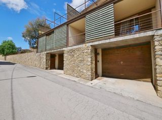 Casa adosada  Ample. Vivienda unifamiliar adosada de 261 m2 construidos, en
parcela