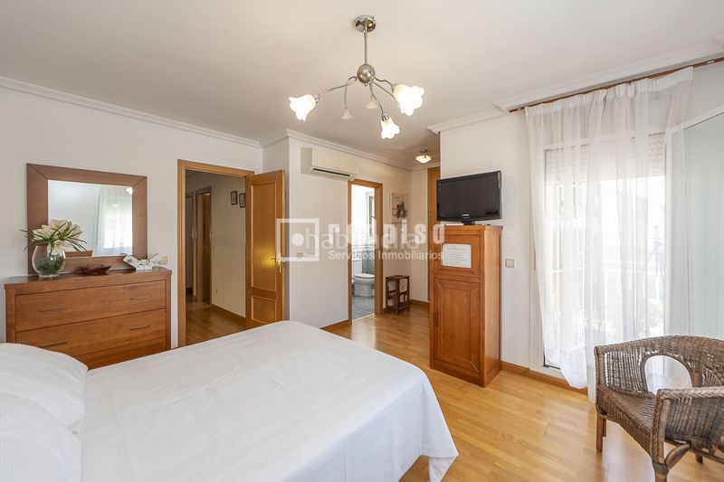 Foto b2e72e4a-f310-4e3f-9acc-31792f3d41dd. Chalet  con piscina zona caracol en Altos del Olivar-El Caracol Valdemoro