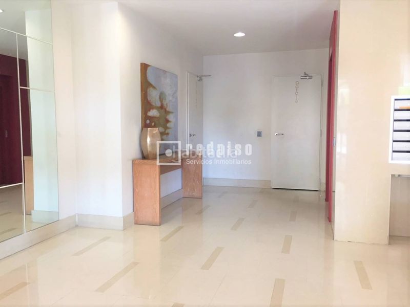 Foto 0df53941-0f18-4d2c-ae77-4cb55c0d2da4. Flat with heating parking pool in Aravaca Madrid