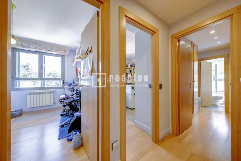Foto 286ac031-5d53-4925-814c-742786591d72. Flat with heating parking pool in Aravaca Madrid