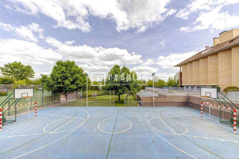 Foto bd7b86bc-d9b3-47a9-b975-ea883566b7da. Pis amb calefacció aparcament piscina a Sector B Boadilla del Monte