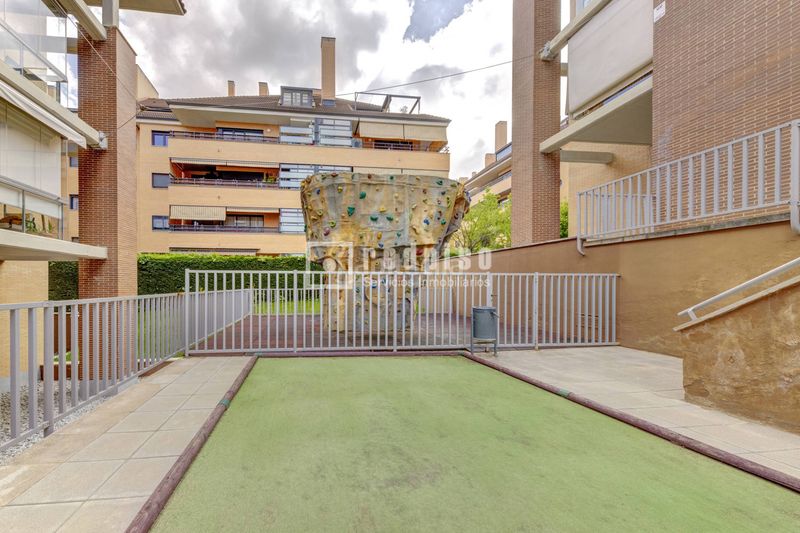 Foto df6470be-e923-4e9d-b5e1-380a3236cb78. Pis amb calefacció aparcament piscina a Sector B Boadilla del Monte