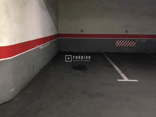 Aparcament cotxe a De don quijote 24. Plaza de garaje en calle de don quijote, para coche mediano.