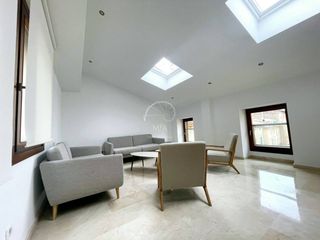 Rent Penthouse  Calle previsio. Precioso ático en alquiler en cort  centro